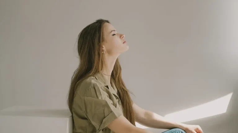 Pensamiento en bucle: por qué tu cerebro repite los mismos pensamientos y cómo detenerlo