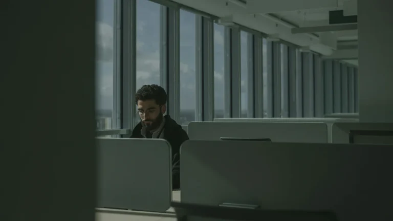 Persona concentrada trabajando en oficina moderna