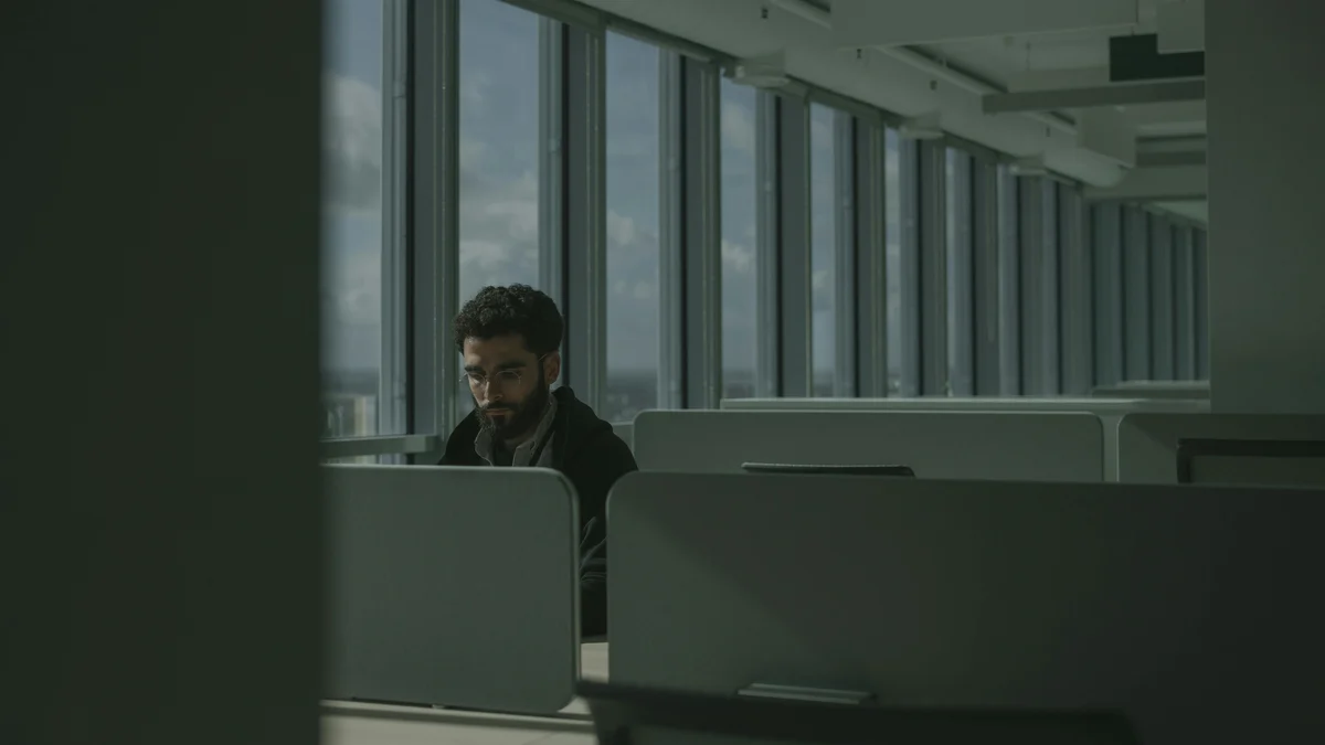 Persona concentrada trabajando en oficina moderna