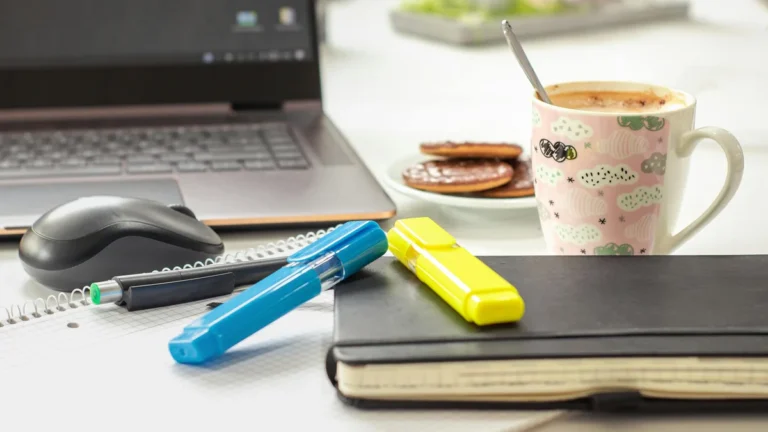 Espacio de trabajo con café y pausa estratégica