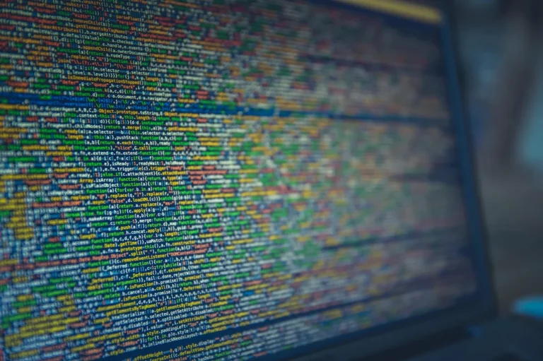 Conecta la IA con tus herramientas: cómo los MCPs unen Slack... — A detailed view of colorful source code displayed on a computer screen, represen