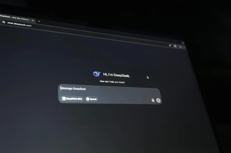 Plantillas de prompts reutilizables: el sistema que evita re... — A dark-themed chat interface displaying an AI assistant conversation starter on