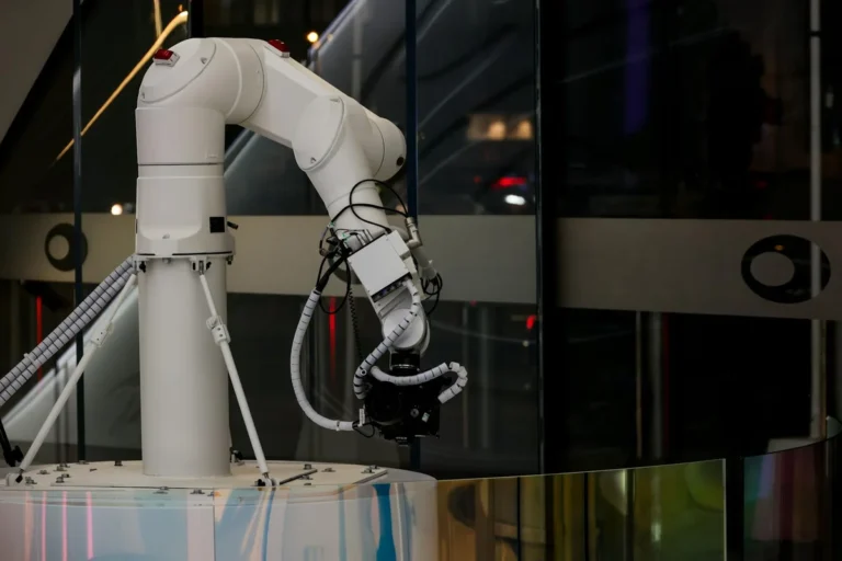 Por qué Claude no es un chatbot más: el compañero de trabajo... — A white robotic arm operating indoors with a modern design and advanced technolo