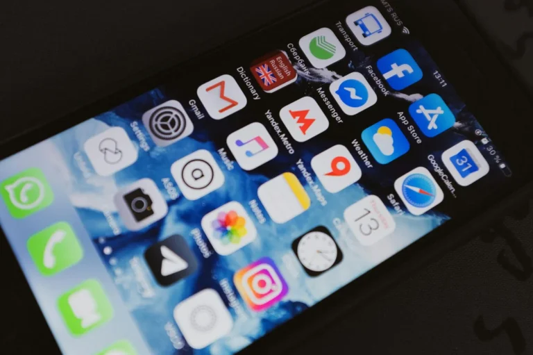 TikTok por dentro: la guía completa que desmonta la platafor... — Close-up of a smartphone displaying popular social media and productivity apps o