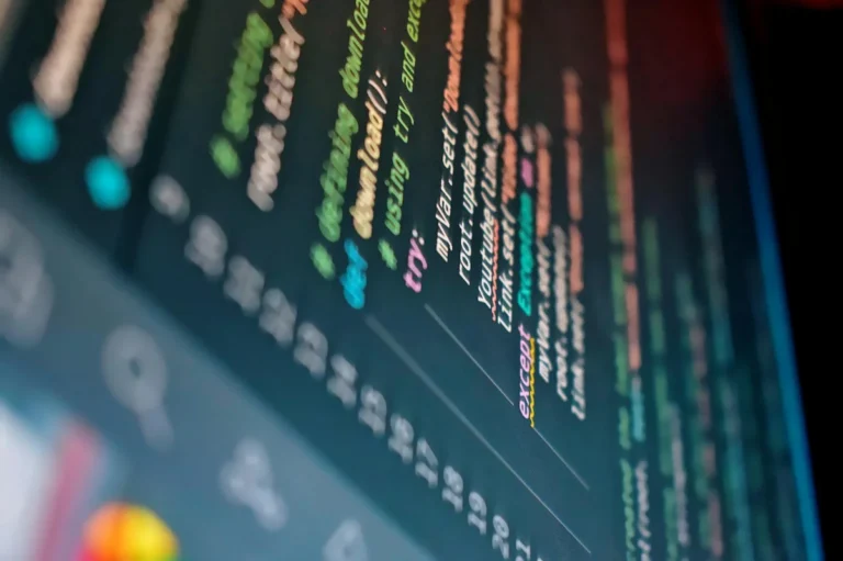 Analizar documentos con IA: de resúmenes inútiles a extracci... — Vibrant close-up of a computer screen displaying color-coded programming code.