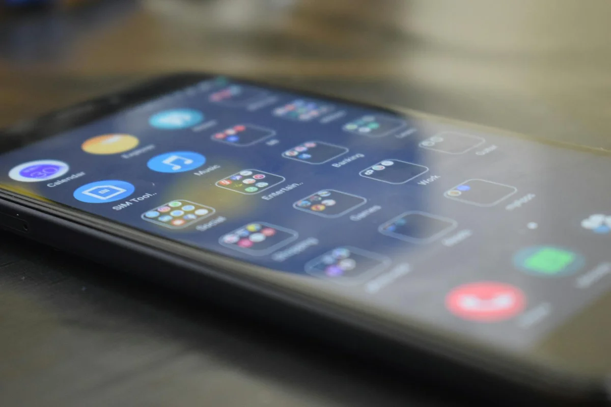 TikTok Ads: la guía estratégica del libro para publicidad qu... — Close-up shot of a smartphone screen showing various app icons, indicating digit
