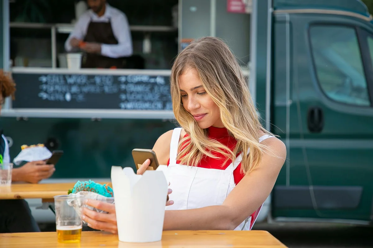 Encontrar tu nicho en TikTok: lo que el libro enseña sobre d... — Positive female with blond hair in casual clothes chilling at cafe table with be