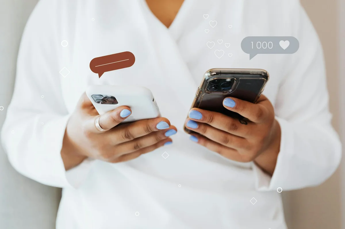 Producir TikTok sin equipo caro: las lecciones prácticas del... — A woman in a white robe interacts with two smartphones, showcasing social media