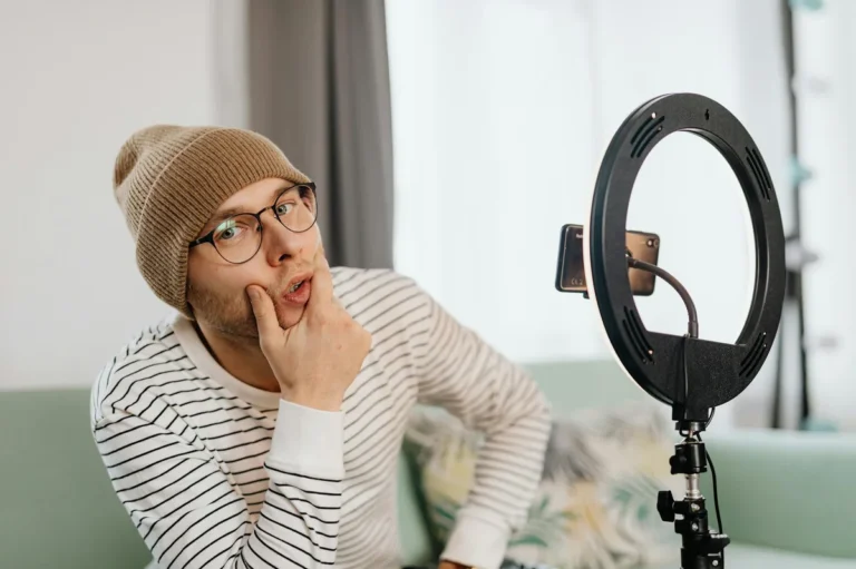 Cultura TikTok: el capítulo del libro que te enseña a leer l... — Young content creator with beanie and glasses posing in front of ring light indo