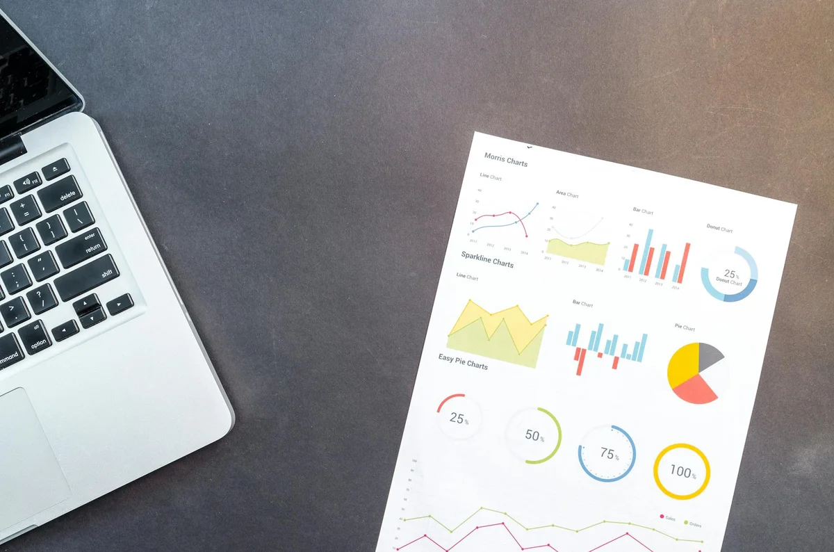 Memoria persistente en IA: cómo hacer que tu asistente apren... — Modern desk setup with a laptop and analytical charts showcasing data interpreta