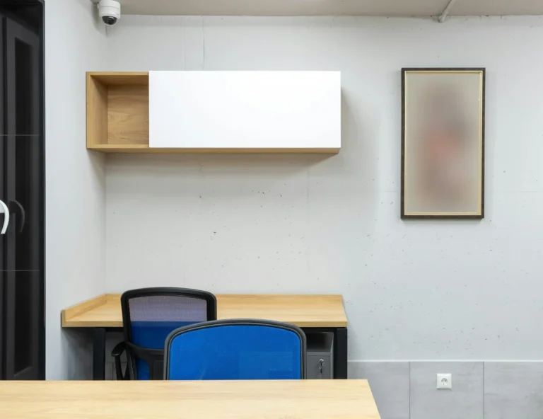 Enfoque Real: el metodo para recuperar tu atencion en un mun... — Wooden tables and blue office chairs placed in modern workplace with shelves on