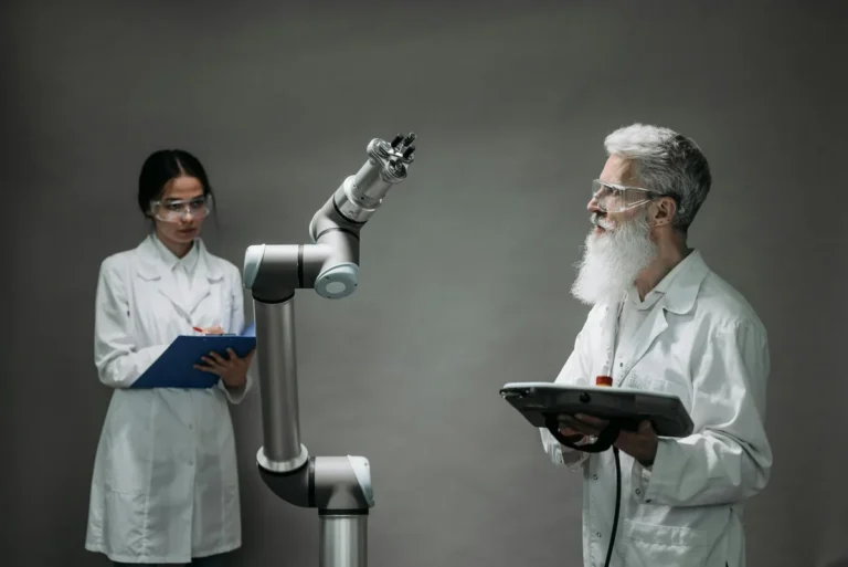 Usa la IA contra tus propias ideas: abogado del diablo, prem... — Two scientists working with a robotic arm in a lab setting, focusing on innovati