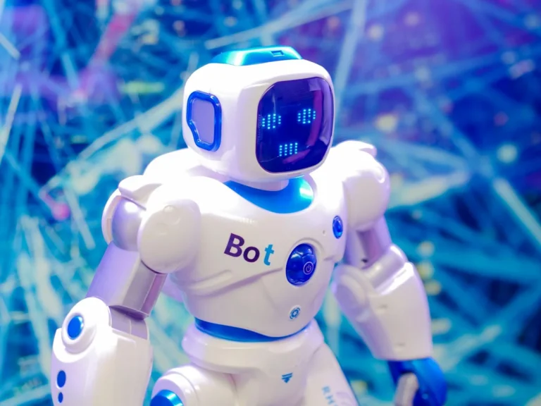 Few-shot con IA: cómo enseñar el estilo de tu negocio con ej... — High-tech humanoid robot with LED face display, showcasing modern robotics and i