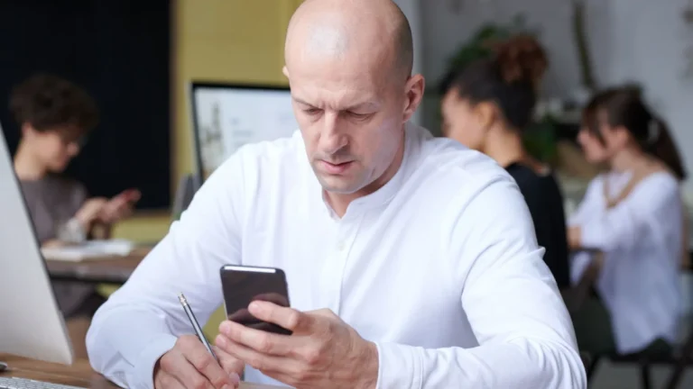 Notificaciones del móvil y enfoque en el trabajo